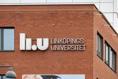 Norrkoping, İsveç 26 Şubat 2026 Linkpings Universitet için bir tuğla bina, Linkoping Üniversitesi tabelası.
