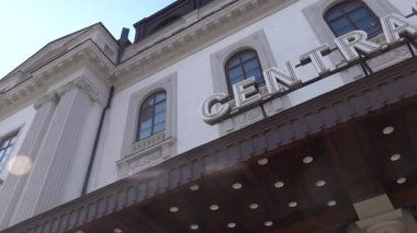 Stockholm, İsveç Merkez tren istasyonunun ana girişi ve İsveç Merkez İstasyonu 'nu imzalayın..