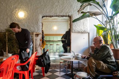 Stockholm, İsveç 9 Mart 2026 Sodermalm 'da moda bir kafede oturuyor..