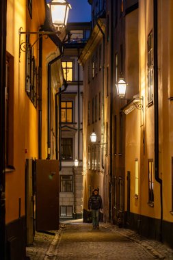 Stockholm, İsveç 13 Mart 2026 Gamla Stan veya Old Twon dar sokaklarında bir kişi yürüyor..