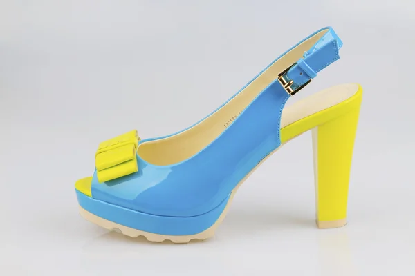 Krásné dámské sandály na vysokém podpatku barva — Stock fotografie