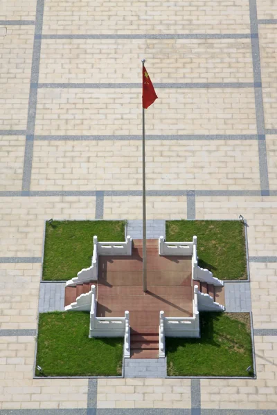 Bendera Cina tiang di sekolah, Cina utara — Stok Foto