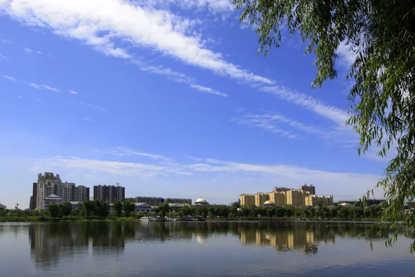 Amplia superficie de agua y edificios de gran altura — Foto de Stock