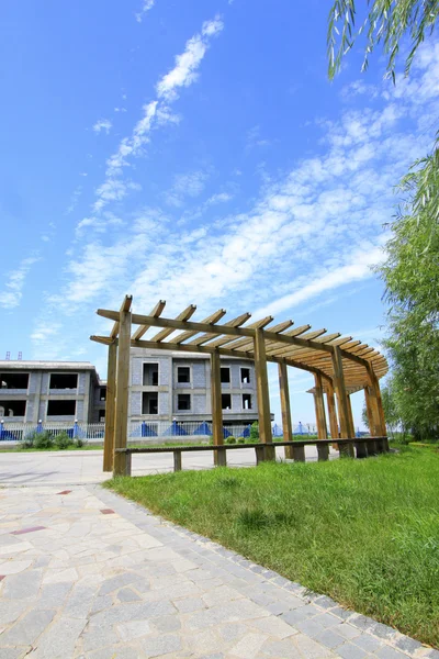 Houten veranda in een park — Stockfoto