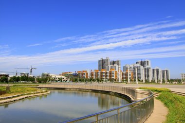 geniş su yüzey ve yüksek binaların 