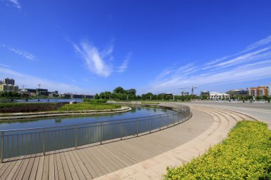 geniş su yüzey ve yüksek binaların 