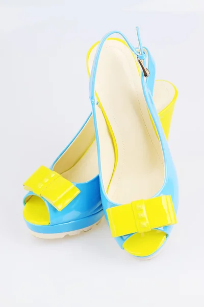 Vackra kvinnors högklackade färg sandaler — Stockfoto