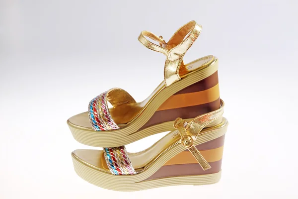 Hermosas sandalias de tacón alto color de las mujeres — Foto de Stock
