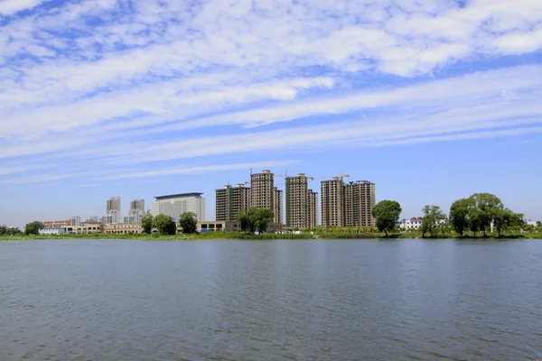 Wide water surface and buildings — Stock Photo, Image