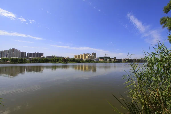 Breed water oppervlakte en hoge gebouwen — Stockfoto