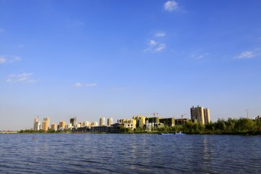 Su kenarında duran yüksek binalar