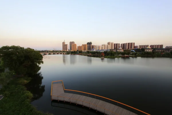 高層ビルの水の端に立っています。 — ストック写真