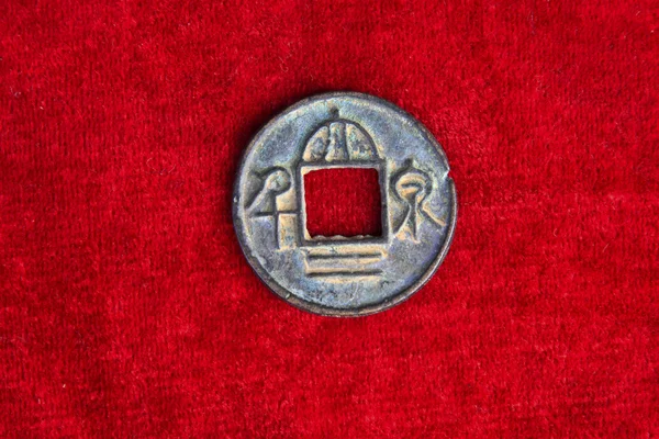 Китайські стародавні гроші на червоному тлі — стокове фото