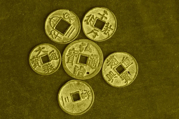 Китайские древние деньги на красном фоне — стоковое фото