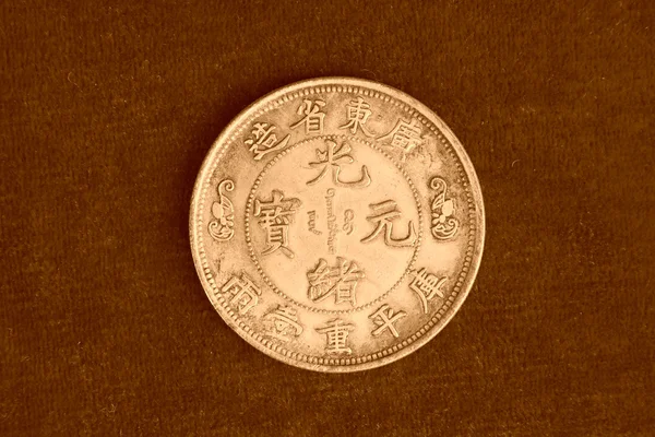 Наш час китайські срібні доларів на червоному тлі — стокове фото