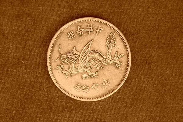 Современные китайские серебряные доллары красный фон — стоковое фото