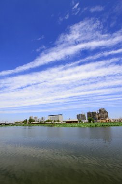 geniş su yüzeyi ve binalar 