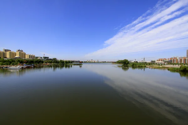 开阔的水面和建筑物 — 图库照片