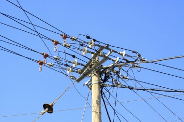 dağınık porselen ve elektrik telleri