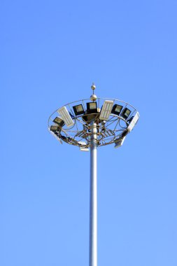 bir parkta projektör