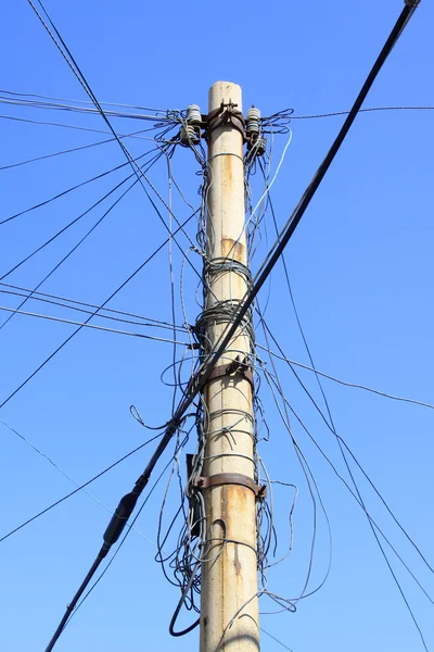 Rommelige draden op telegraph pole — Stockfoto