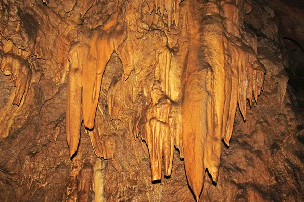 Estalactites no túnel de água — Fotografia de Stock