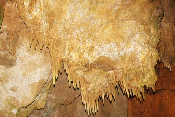 Stalactites dans le tunnel d'eau — Photo