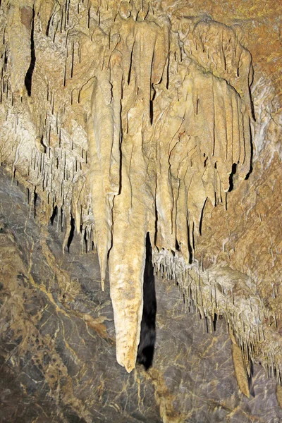 Estalactites no túnel de água — Fotografia de Stock