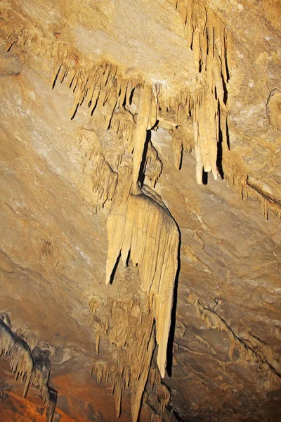 물 터널에 종유석 — 스톡 사진