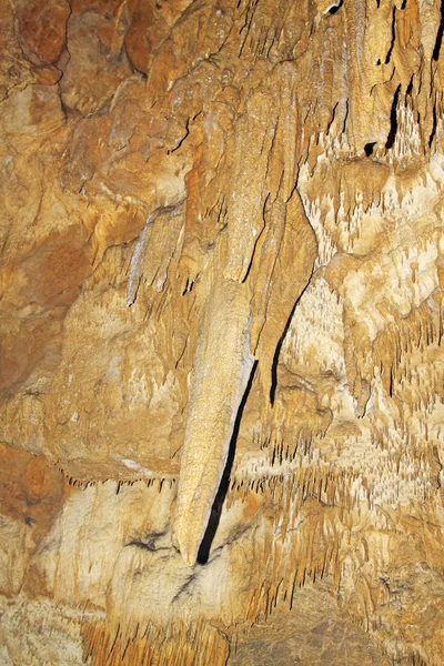 물 터널에 종유석 — 스톡 사진
