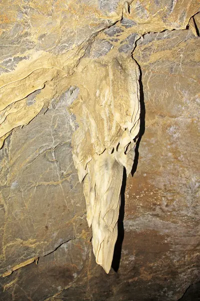 Estalactites no túnel de água — Fotografia de Stock