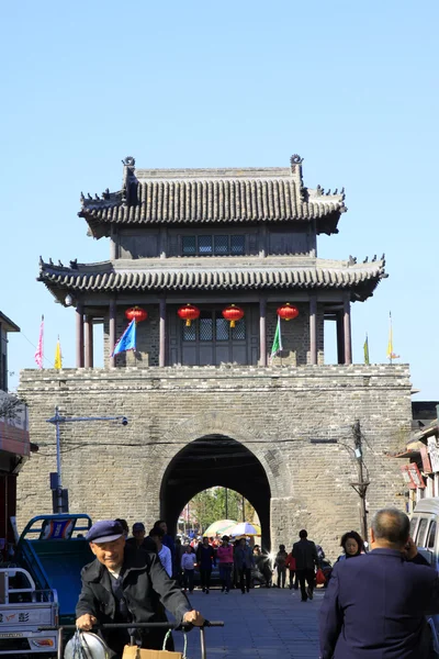 Torn över en stadsport, forntida kinesisk stil på en naturskön plats — Stockfoto