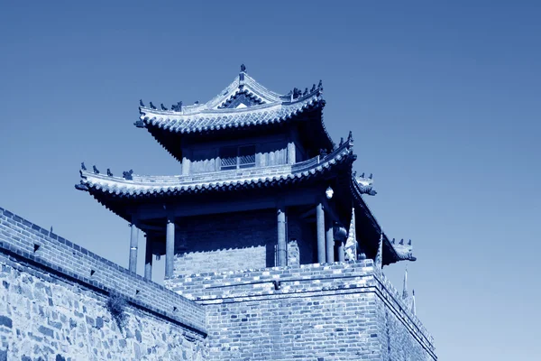 Torony alatt a város kapuja, ősi kínai stílusban, egy festői helyszínen — Stock Fotó