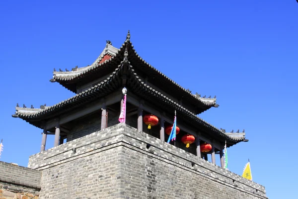 Toren over een stadspoort, oude Chinese stijl in een schilderachtige plek — Stockfoto