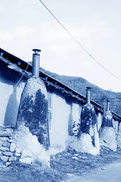 Chimenea fuera de la posada de campo — Foto de Stock