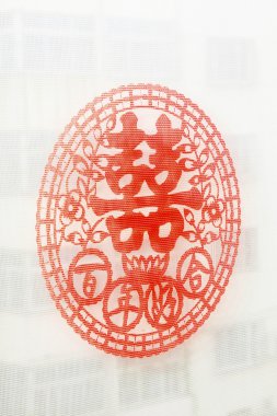 Cam üzerinde kırmızı mutlu karakter 