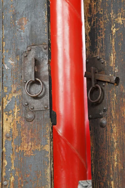 Puerta de madera y golpeador, estilo tradicional chino — Foto de Stock