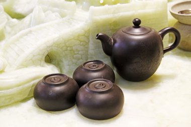 bir dükkanda mor kum çay seti