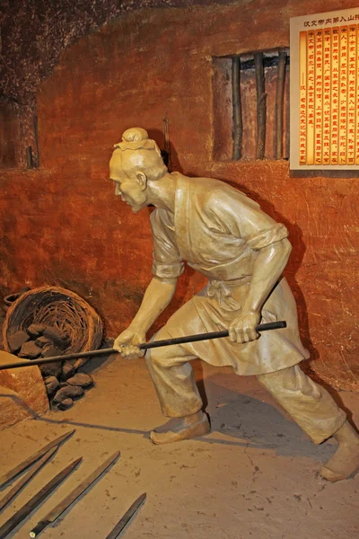 Escultura de fundición de hierro de la dinastía han en el museo kailuan, China — Foto de Stock