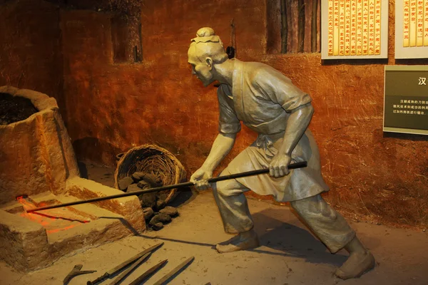Han dynasti jern smeltning skulptur i kailuan museum, Kina - Stock-foto