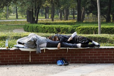 yorgunluk insanların bir dinlenme Dazhao parkta, tangshan şehir, 
