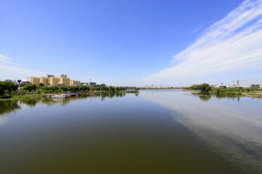 geniş su yüzeyi ve binalar 