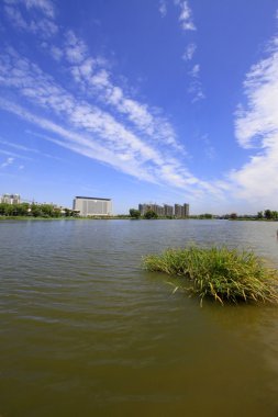 geniş su yüzeyi ve binalar 