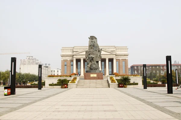 Большая наружная скульптура в национальном парке Кайлуань, танги — стоковое фото