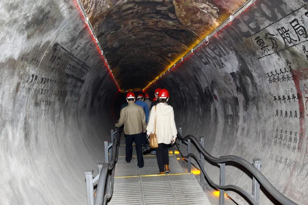 Estrada inclinada em 70 metros subterrâneos no Kailuan nationa — Fotografia de Stock