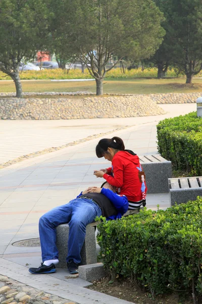 Stanchezza la gente che ha un riposo nel Parco di Dazhao, la città di tangshan , — Foto Stock