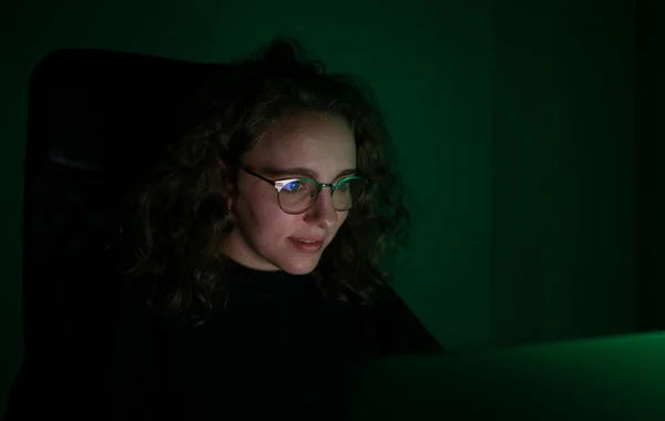 Деловая Женщина Вьющимися Волосами Работает Ночам Компьютером Темно Зеленый Свет — стоковое фото