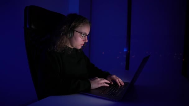 Wanita Dengan Headphone Mengetik Laptop Nya Kegelapan Malam Cahaya Berubah — Stok Video