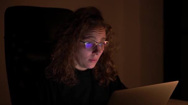 Seorang Wanita Kewalahan Saat Dia Bekerja Malam Hari Dengan Komputernya — Stok Video