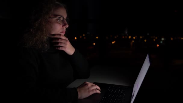 Wanita Bisnis Berpikir Sementara Dia Browsing Komputer Malam Hari Dia — Stok Video
